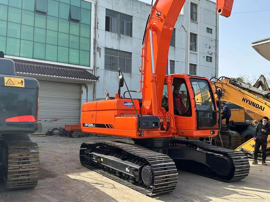 رنگ اصلی و حالت ماشین حفاری دست دوم دوسان DX225LC برای فروش